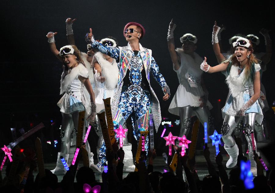 Pop singer Show Luo (C) gives performance during a concert of his 2013 world tour "Over the Limit" at Taipei Arena in Taipei, southeast China's Taiwan, Jan. 4, 2013. (Xinhua)