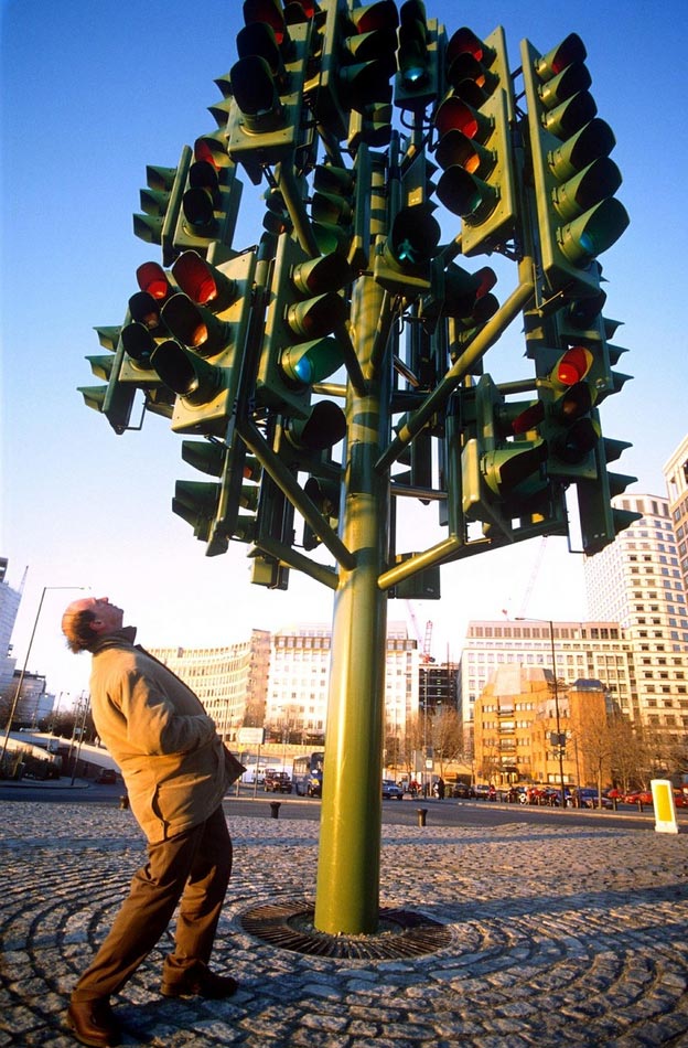 Photo shows the traffic light tree sculpture in Docklands of London. (Nils Jorgensen / Rex Features/ ImagineChina)