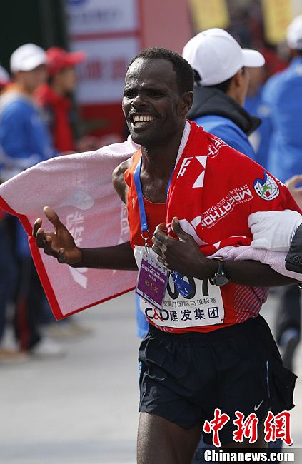 Gatachew Terfa Negari from Ethiopia finishes the journey in a time of 2:07:32 and breaks the record. (Chinanews/Sheng Jiapeng)