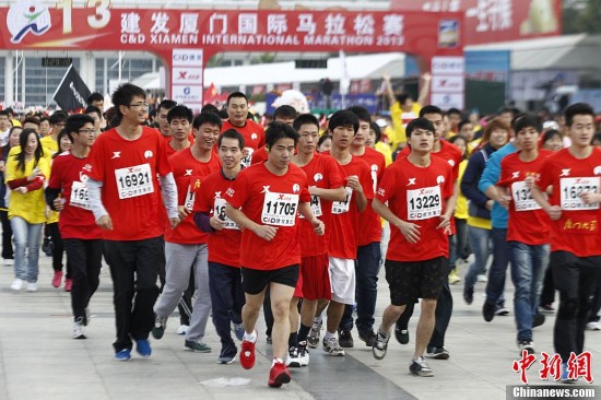 More than 73,000 participants have come from far and wide to race in the 11th Xiamen International Marathon on Saturday morning. (Chinanews/ Sheng Jiapeng)