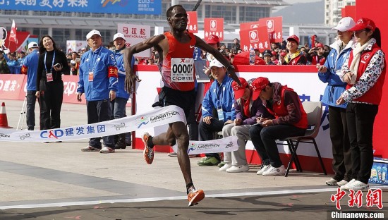 Gatachew Terfa Negari from Ethiopia finishes the journey in a time of 2:07:32 and breaks the record. (Chinanews/Sheng Jiapeng)