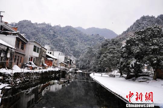 Wu Yuan, which is labeled as "The Most Beatiful Village", saw its first snowfall on Jan. 4, 2013. Wu Yuan village is located in east China's Jiangxi Province. (chinanews.com)