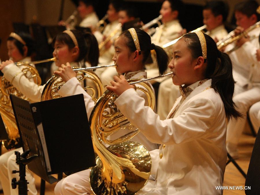 Members of the wind orchestra of Beijing Fuxue Lane Primary School perform at the New Year's Concert in Beijing, capital of China, Jan. 5, 2013. (Xinhua/Zhou Liang)