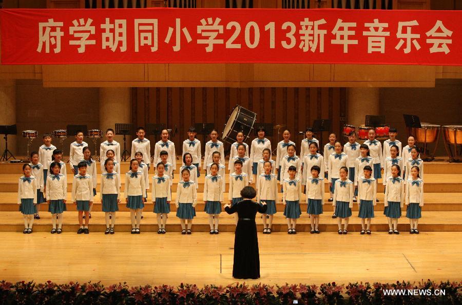 Members of the chorus of Beijing Fuxue Lane Primary School sing a song at the New Year's Concert in Beijing, capital of China, Jan. 5, 2013. (Xinhua/Zhou Liang)