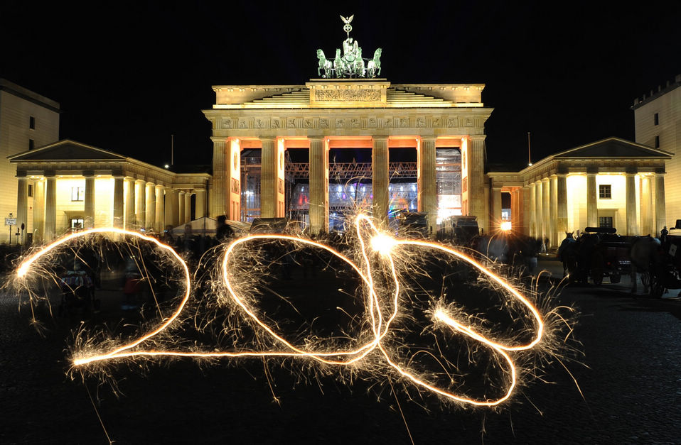 People write the number 2013 with sparklers in front of the Brandenburg Gate in Berlin, Germany on Dec. 29, 2012. (Xinhua/AFP)