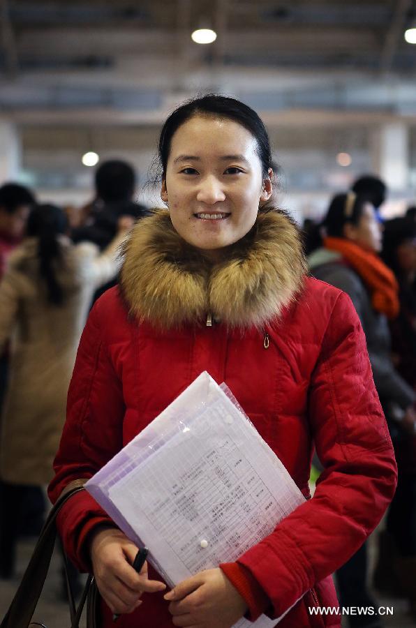 Jiang Liangju, a 24-year-old graduate from the University of International Business and Economics who is majored in Business English, is seen at a job fair for postgraduates in Beijing, capital of China, Jan. 6, 2013. Jiang wants to do administrative work at a foreign company with a starting salary no less than 6,000 yuan (about 963 U.S. dollars) per month. (Xinhua/Wan Xiang)  