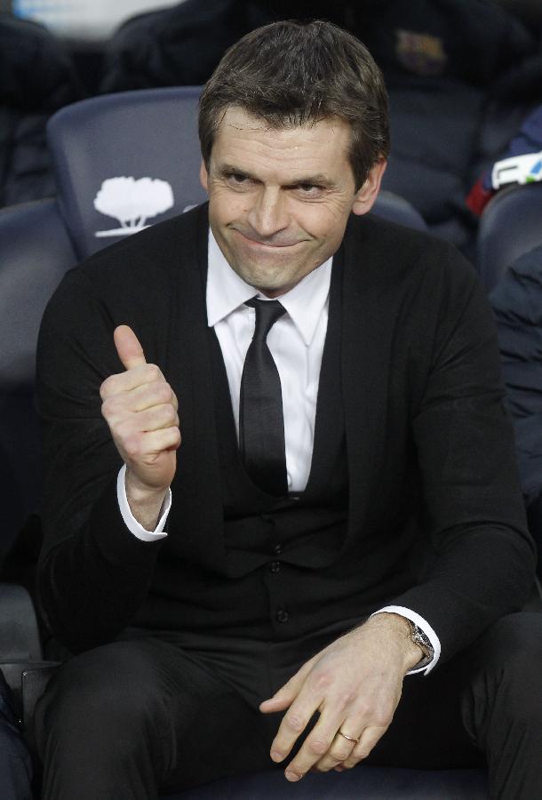 Barcelona coach Tito Vilanova gives the thumbs up on their bench in the dugout during their Spanish First division soccer league match against Espanyol at Camp Nou stadium in Barcelona January 6, 2013.  (Xinhua/Reuters Photo)
