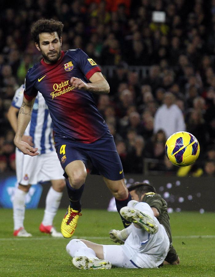 Barcelona's Cesc Fabregas (L) is tackled by Espanyol goalkeeper Kiko Casilla before a penalty fault during their Spanish First division soccer league match at Camp Nou stadium in Barcelona January 6, 2013. (Xinhua/Reuters Photo)