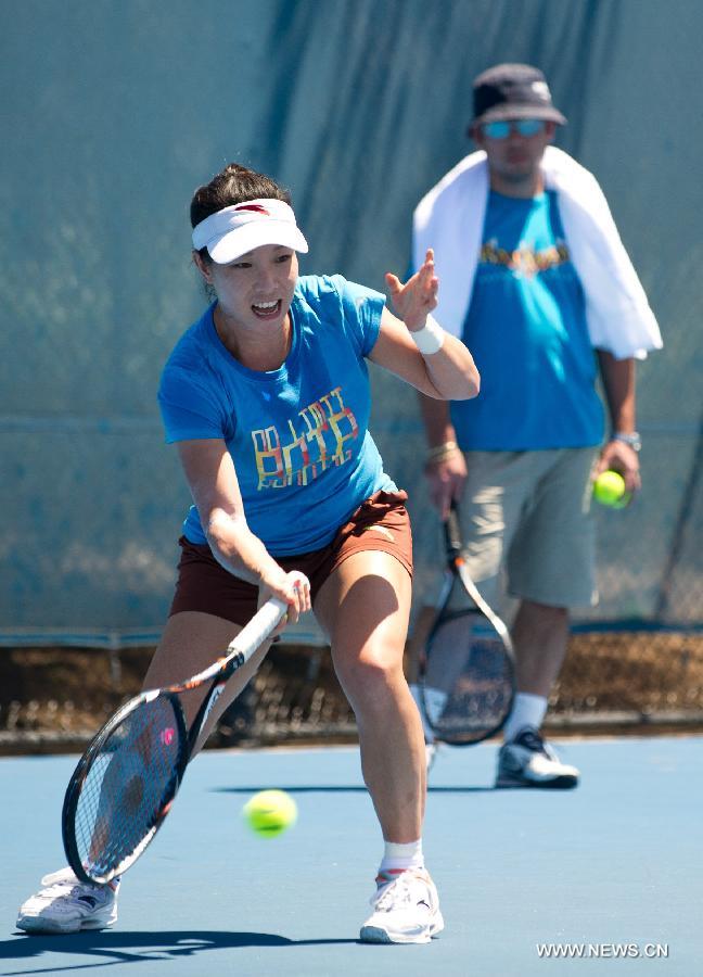 Zheng Jie (L) of China attends a training session at Sydney Olympic Park Tennis Centre in Sydney, Australia, Jan. 6, 2013. Zheng Jie will play her first round women's singles match against Samantha Stosur of Australia at the Apia International Sydney tournament on Jan. 7, 2013. (Xinhua/Bai Xue)