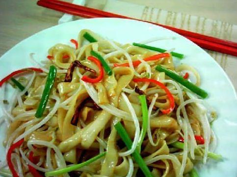 Stir-fried rice noodles with beef (www.cyol.net)