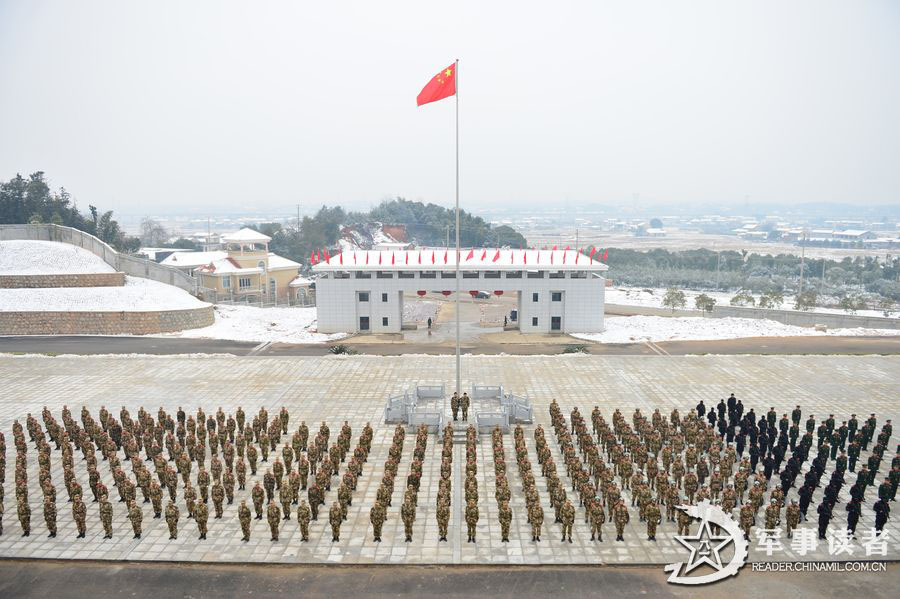 A detachment directly under the Hunan Contingent of the Chinese People's Armed Police Force (APF) conducts an anti-terrorism training in the current complex and harsh weather, in a bid to improve troops' anti-terrorist and emergency-handling capability. (China Military Online/Wu Jianbo, Wu Wufeng)  