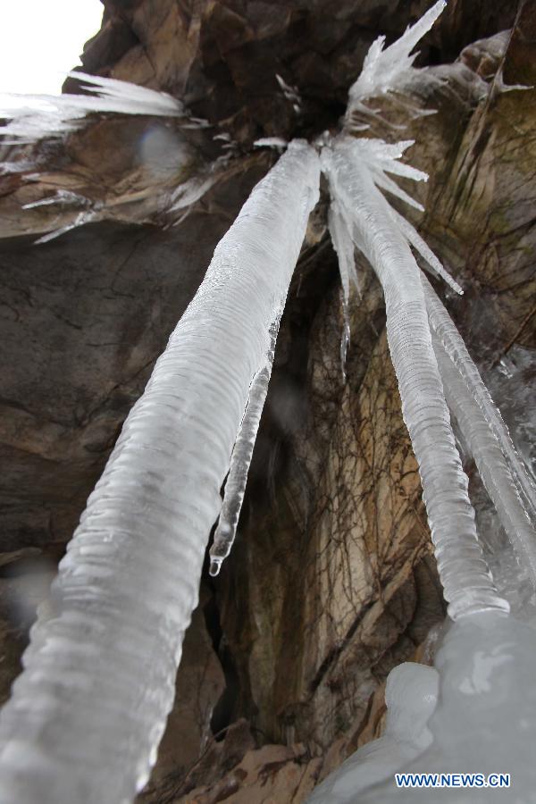 Photo taken on Jan. 7, 2013 shows the icefall landscape in Yuntai Mountain in Lianyungang, east China's Jiangsu Province. (Xinhua/Wang Jianmin) 
