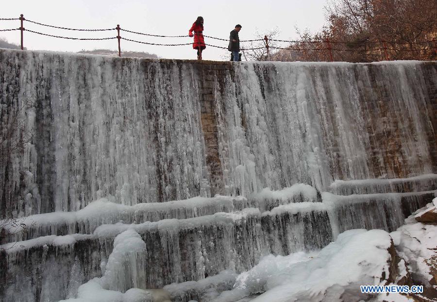Visitors view the icefall scenery in Yuntai Mountain in Lianyungang, east China's Jiangsu Province, Jan. 7, 2013. (Xinhua/Wang Jianmin) 