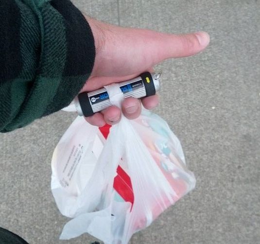 A battery may help you carry plastic bags much easier. (Source: Xinhuanet.com)