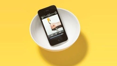 Do not have a megaphone for your iPhone? Don’t worry! All you need is a bowl! (Source: Xinhuanet.com)