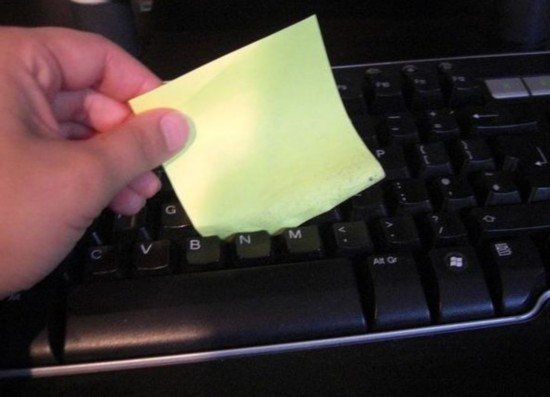 Memo paper helps clean your keyboards. (Source: Xinhuanet.com)