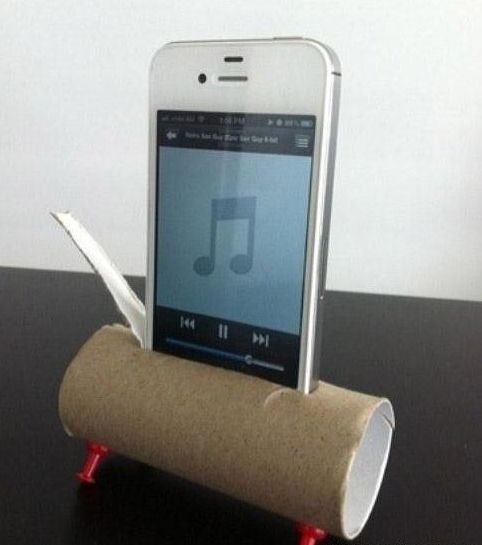 Toilet paper core is a not-bad megaphone for your smart phone. (Source: Xinhuanet.com)
