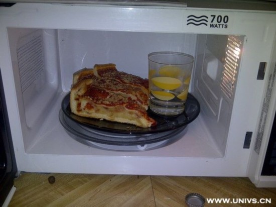 A cup of water saves your pizza leftover. (Source: Xinhuanet.com)
