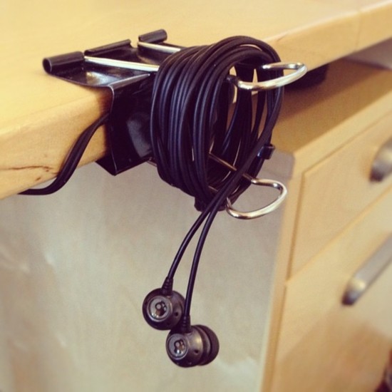 Find a binder clip for your long earphone wires. (Source: Xinhuanet.com)