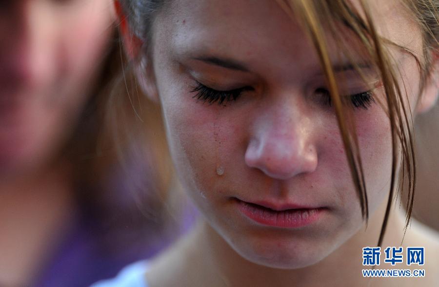 A girl weeps at a ceremony mourning the victims of the deadly shooting that killed 12 people, in Aurora, Colorado, the United States, July 22, 2012. (Xinhua/Yang Lei) 