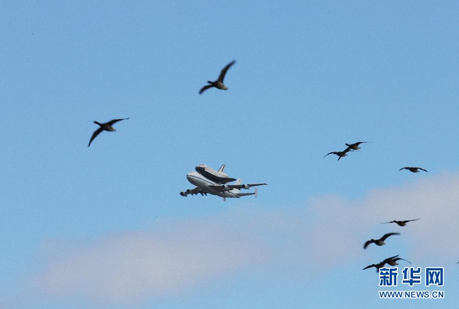 Space shuttle Enterprise rides atop a NASA modified 747 plane as it flies over New York City, the United States, on April 27, 2012. (Xinhua/Zhai Xi) 