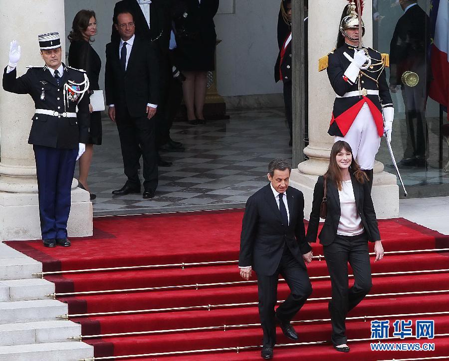 French outgoing President Nicolas Sarkozy and his wife Carla Bruni, watched by his successor Francois Hollande and his life companion Valerie Trierweiler, leave the Elysee Palace during the power handover ceremony between Sarkozy and Hollande in Paris, France, May 15, 2012. (Xinhua/Gao Jing) 