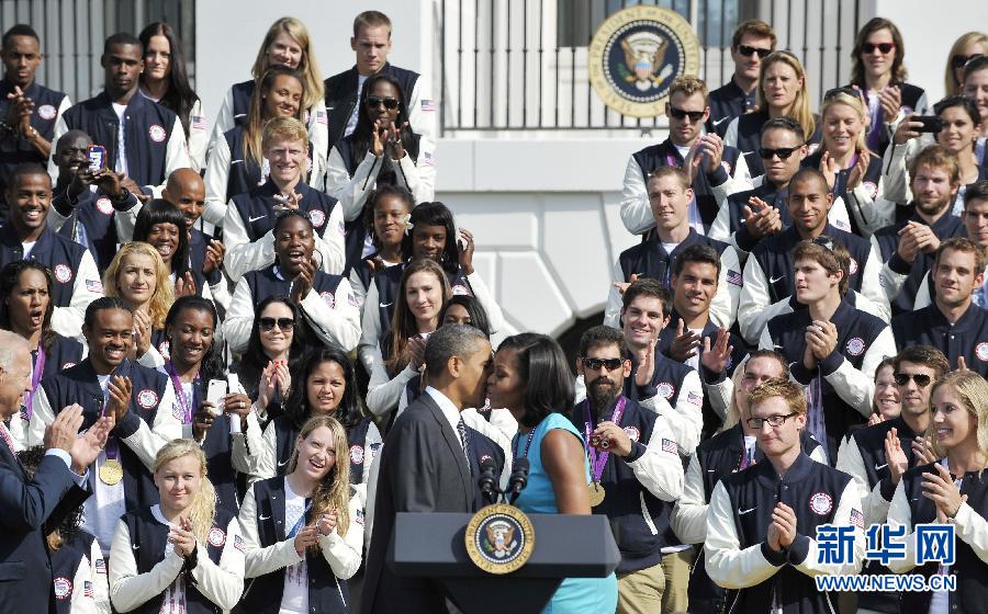 U.S. President Barack Obama (L) and First Lady Michelle Obama attend a ceremony honoring members of the 2012 U.S. Olympic and Paralympic teams, on the South Lawn of the White House in Washington D.C., capital of the United States, Sept. 14, 2012. (Xinhua/Zhang Jun)