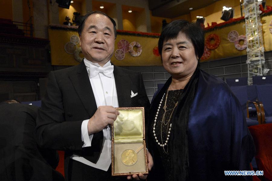 Chinese writer and Nobel Prize in Literature winner Mo Yan (L) and his wife Du Qinlan show the medal after receiving Nobel Prize in Literature at the 2012 Nobel Prize ceremony in Stockholm, Sweden, Dec. 10, 2012. (Xinhua/Wu Wei) 