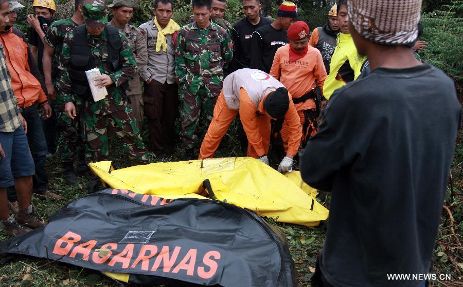 A rescuer encoffins the body of a plane crash victim at the site where the Russian-made Sukhoi super jet-100 crashed in the Mount Salak in Bogor, West Java, Indonesia, May 11, 2012. (Xinhua/Veri Sanovri)
