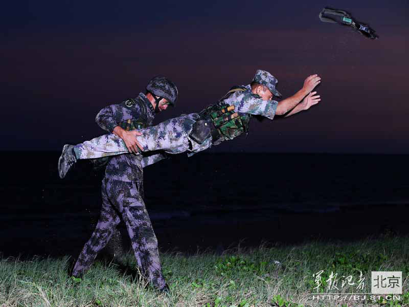 The Special Forces of the Chinese People's Liberation Army recently conduct field training in an unfamiliar area, in a bid to temper the troop's combat skills. (China Military Online) 