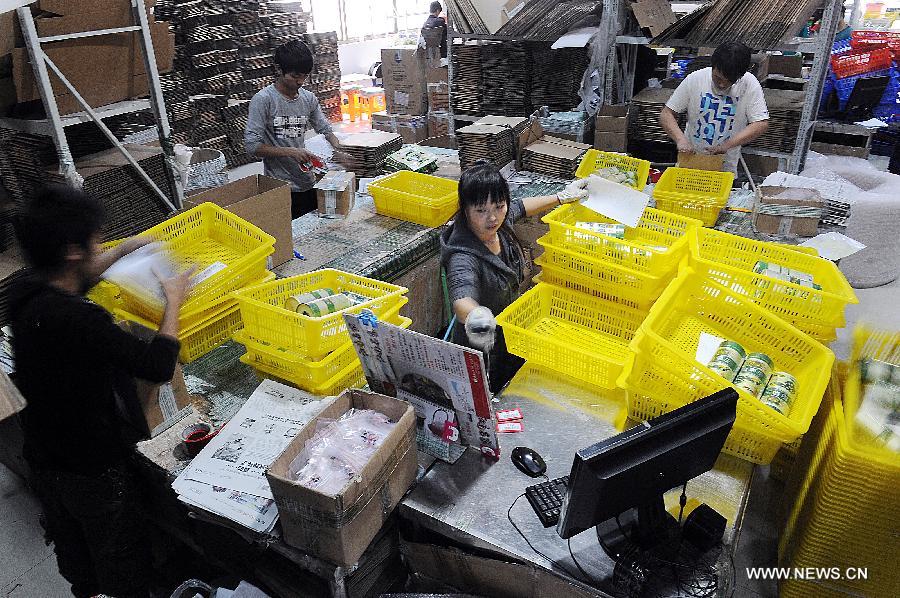 Photo taken on Oct. 31, 2012 shows staff members working at the Hangzhou Efuton Tea Co., Ltd, which owns an online store at Tmall.com, in Hangzhou, capital of east China's Zhejiang Province. (Xinhua/Huang Zongzhi) 