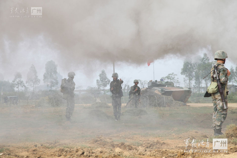 Recently, a mechanized infantry division under the Guangzhou Military Area Command (MAC) of the Chinese People's Liberation Army (PLA) carried out a series of comprehensive drills, so as to constantly improve the tactical quality of its officers and men. (chinamil.com.cn/Wang Yu)