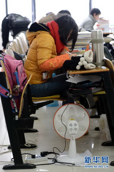 Students make final preparation for the NEEP in Anhui University on Jan. 2, 2013. (Xinhua/Zhang Duan )