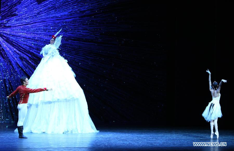Artists of the National Ballet of China (NBC) perform the Chinese version of "The Nutcracker" at the Tianqiao Theatre in Beijing, capital of China, Jan. 8, 2013. (Xinhua/Pan Siwei)