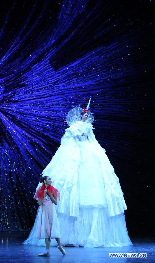 Artists of the National Ballet of China (NBC) perform the Chinese version of "The Nutcracker" at the Tianqiao Theatre in Beijing, capital of China, Jan. 8, 2013. (Xinhua/Pan Siwei)