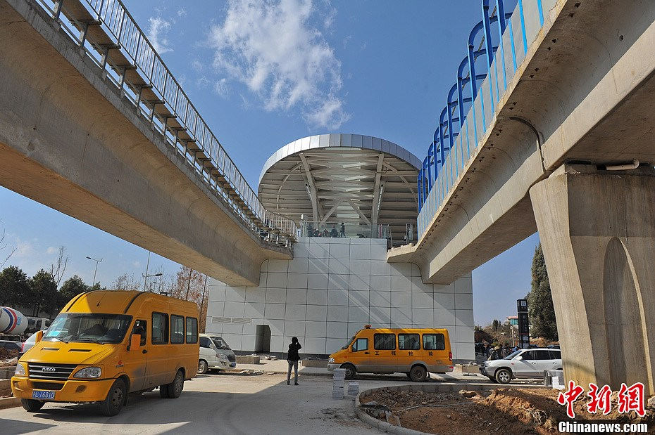 One driver was killed and another injured during a test run of a metro line Tuesday in Kunming. A spokesman with the municipal government said that part of the test train on the metro line derailed, causing the vehicle's heating device to fall and hit the drivers in the driver cabin. (Photo Source: chinanews.com)