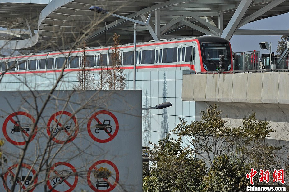 One driver was killed and another injured during a test run of a metro line Tuesday in Kunming. A spokesman with the municipal government said that part of the test train on the metro line derailed, causing the vehicle's heating device to fall and hit the drivers in the driver cabin. (Photo Source: chinanews.com)