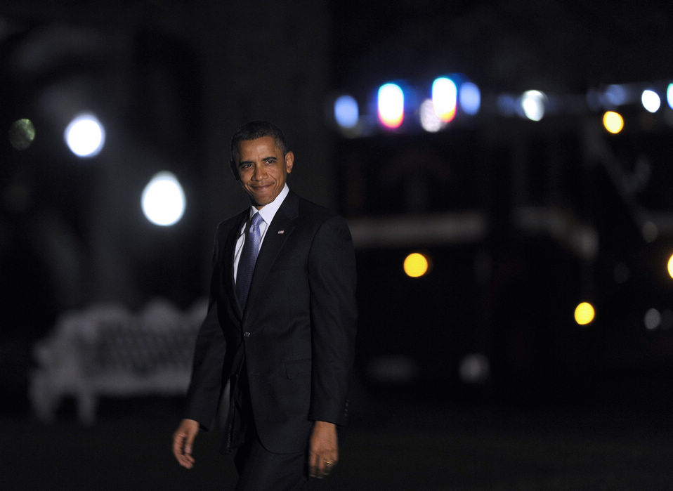 U.S. President Barack Obama prepares to board Marine One and depart from the White House in the early morning hours of Jan. 1, 2013 in Washington D.C. (Xinhua/Zhang Jun)