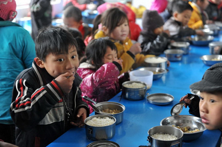 Students get free lunch at Longdong Primary School in Longlin county, Guangxi Zhuang autonomous region, Jan 8, 2013. Free lunch covers 1.16 million rural students in 40 Students enjoy free lunch at Longdong Primary School in Longlin county, Guangxi Zhuang autonomous region, Jan 8, 2013. (Photo/Xinhua)