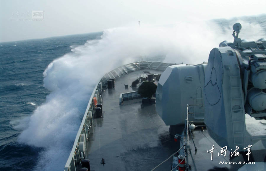 Warships of the East Sea Fleet under the Navy of the Chinese People's Liberation Army (PLA) conducts an offensive-and-defensive drill in a sea area, in a bid to improve troops' actual combat and emergency-handling capability. (navy.81.cn/Fang Lihua, Liu Yaxun)