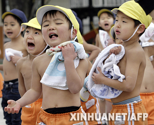 Children use dry towels to rub their bodies on the playground in a kindergarten in Tokyo, Japan, Jan. 21, 2008. More than 400 children in the kindergarten took practice in this way to improve cold resistance ability. (Xinhua/AFP)