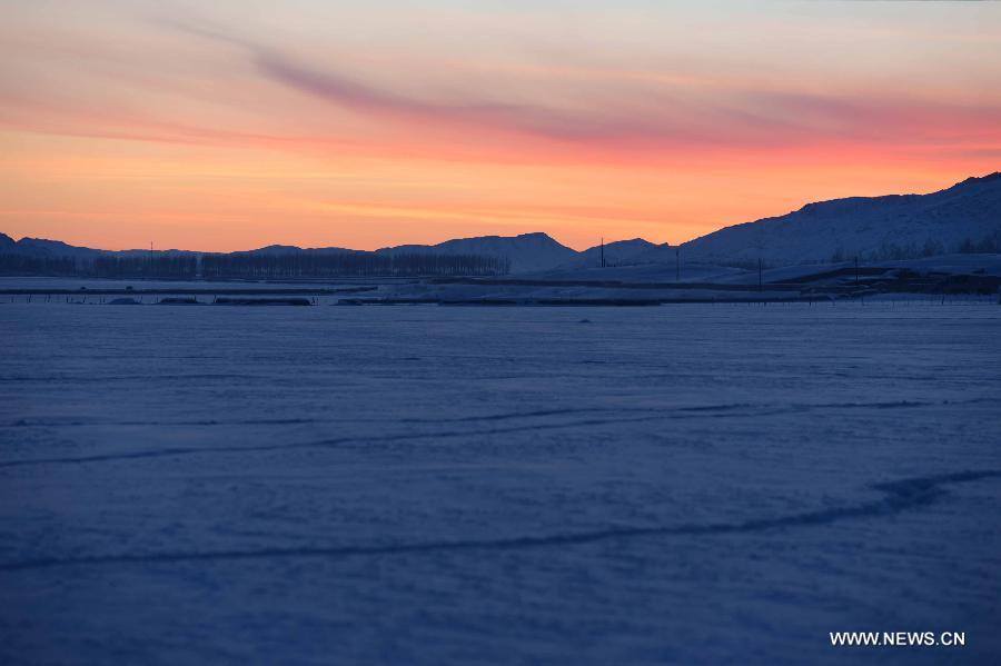 Photo taken on Jan. 8, 2013 shows the beautiful snow scenery of Qagan Gol Town in Qinghe County, northwest China's Xinjiang Uygur Autonomous Region. (Xinhua/Sadat) 