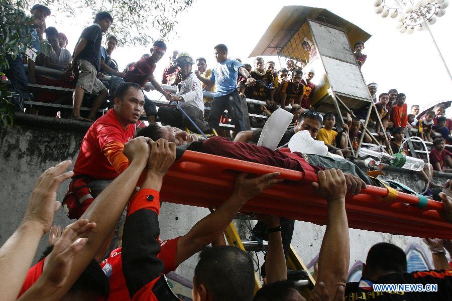 Rescuers carry an injured devotee during the annual feast of the Black Nazarene in Manila, the Philippines, Jan. 9, 2013. The Black Nazarene, a life-size wooden statue of Jesus Christ carved in Mexico and brought to the Philippines in the 17th century, is believed to have healing powers in this country. Authorities said about 500,000 people participated in the procession that started in Manila's Rizal Park. (Xinhua/Rouelle Umali)