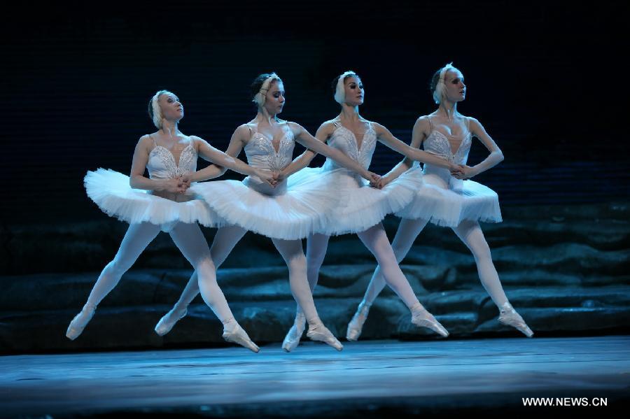 Dancers from a Russian ballet theater in St. Petersburg perform "Swan Lake" in Guilin City, south China's Guangxi Zhuang Autonomous Region, Jan. 8, 2013. (Xinhua/He Zhiqin)