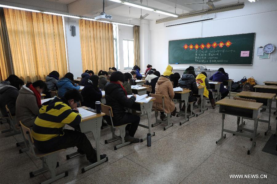 Students take a final exam in an examination room without invigilator at Hangzhou Normal University in Hangzhou, east China's Zhejiang Province, Jan. 9, 2013. Practising for almost two years, examinations without invigilator have been conducted in many departments and schools of the university, involving some 80 courses, which aim at making examinees feel being trusted and encouraging them to maintain honest. (Xinhua/Ju Huanzong)  