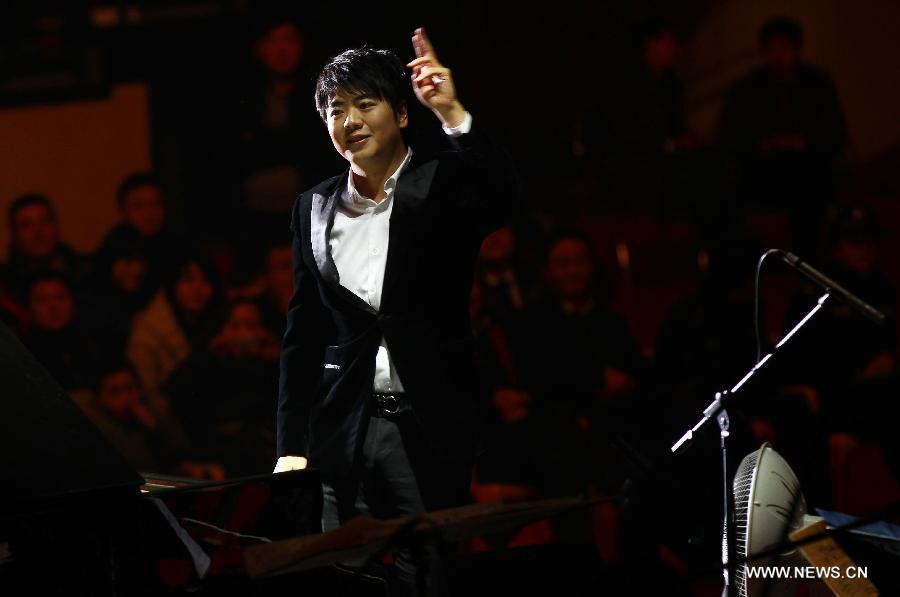 Pianist Lang Lang interacts with audience during his new year concert in Wuhu City, east China's Anhui Province, Jan. 8, 2013. (Xinhua) 