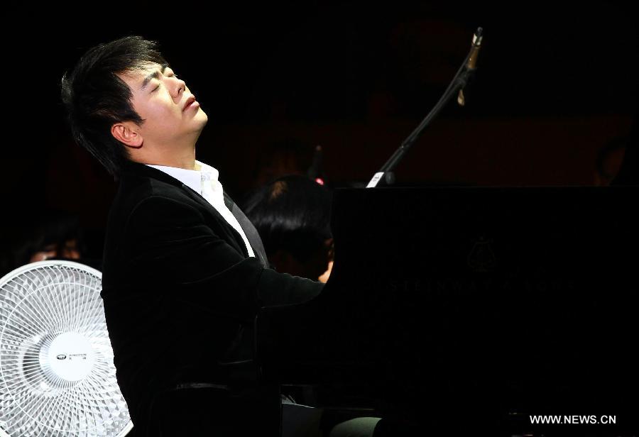 Pianist Lang Lang gives performance during his new year concert in Wuhu City, east China's Anhui Province, Jan. 8, 2013. (Xinhua) 