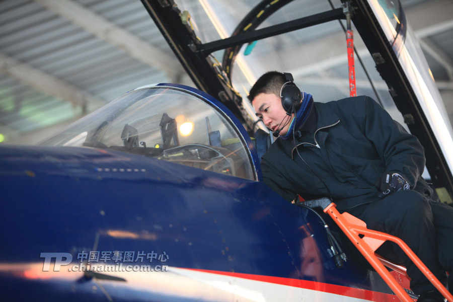 China's J-10 fighters conducts flight training on January 6, 2013. (chinamil.com.cn/Yuan Xiaowei)