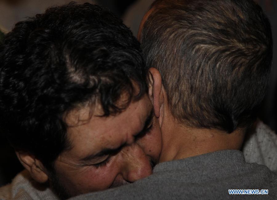 A released Iranian hostage reacts upon his arrival at the Sheraton Hotel in Damascus, Syria, Jan. 9, 2013. As many as 2,130 people were released from Syrian prisons in exchange of 48 kidnapped Iranians, a Turkish human rights activist told Xinhua Wednesday. In last August, a total of 48 Iranians were abducted by Syrian rebels in Damascus. Iran claimed them to be pilgrims, while the Syrian rebels alleged that they were Iranian military officials in Syria. (Xinhua/Bassem Tellawi)