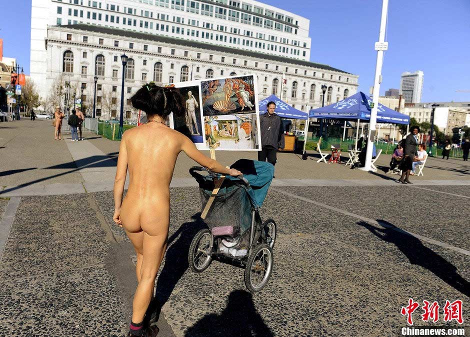 Demonstrators gather at a protest against a proposed nudity ban outside of City Hall in San Francisco on Jan.8, 2013.(Chinanews.com/Chen Gang)